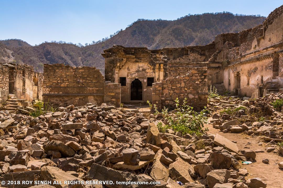 This is the infamous Queens Chamber of Bhangarh Fort and the locals says that it…