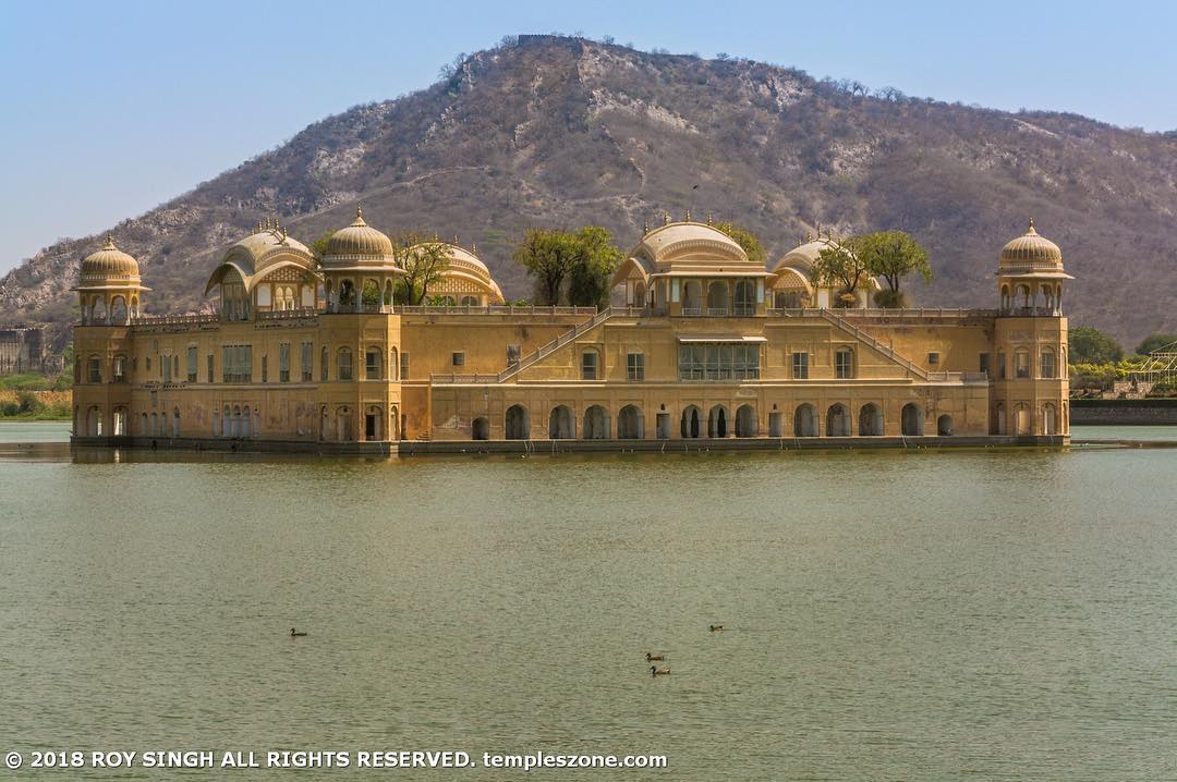 This is Jal Mahal or Water Palace in the middle of lake Man Sagar in Jaipur, Raj…