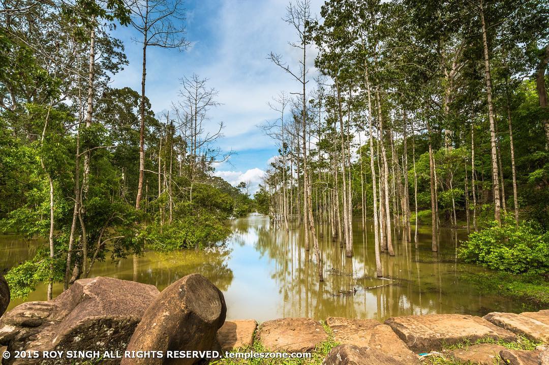 The moat surrounding Peasat Bayon Temple is very photogenic. #prasatbayon #bayon…