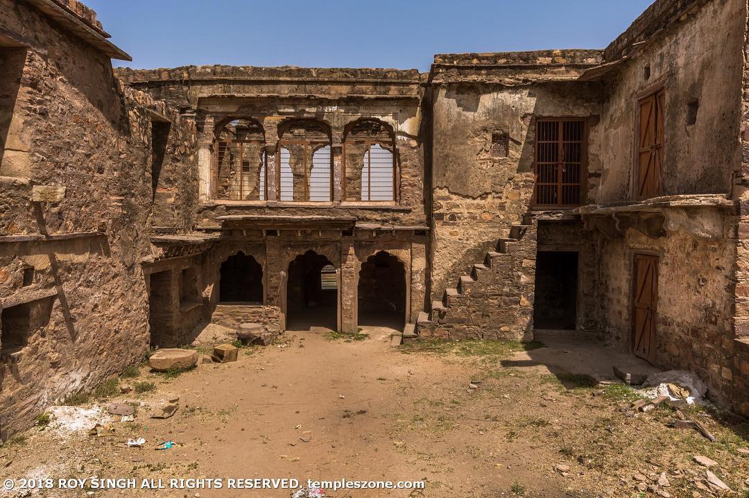 Ranthambore Fort lies within the Ranthambore National Park, near the town of Saw…