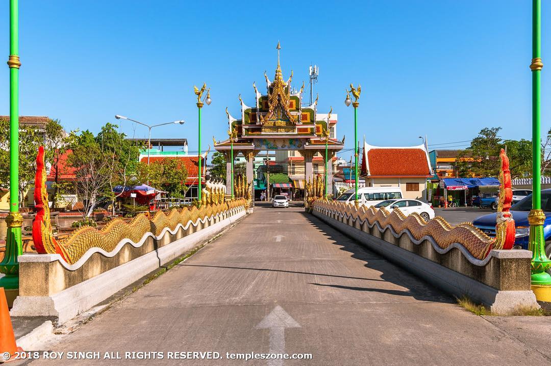 Wat Bang Phli Yai Klang is located on the northern bank of Khlong Samrong, in Ta…