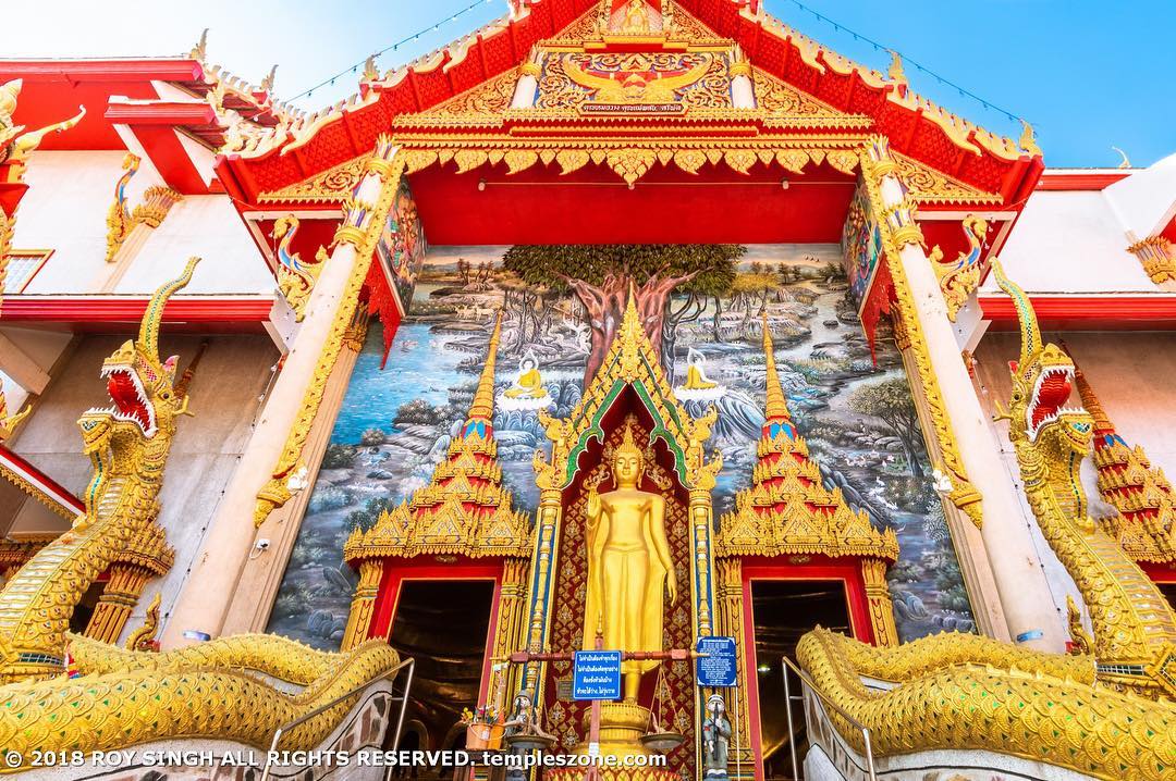 Wat Bang Phli Yai Klang is located on the northern bank of Khlong Samrong, in Ta…