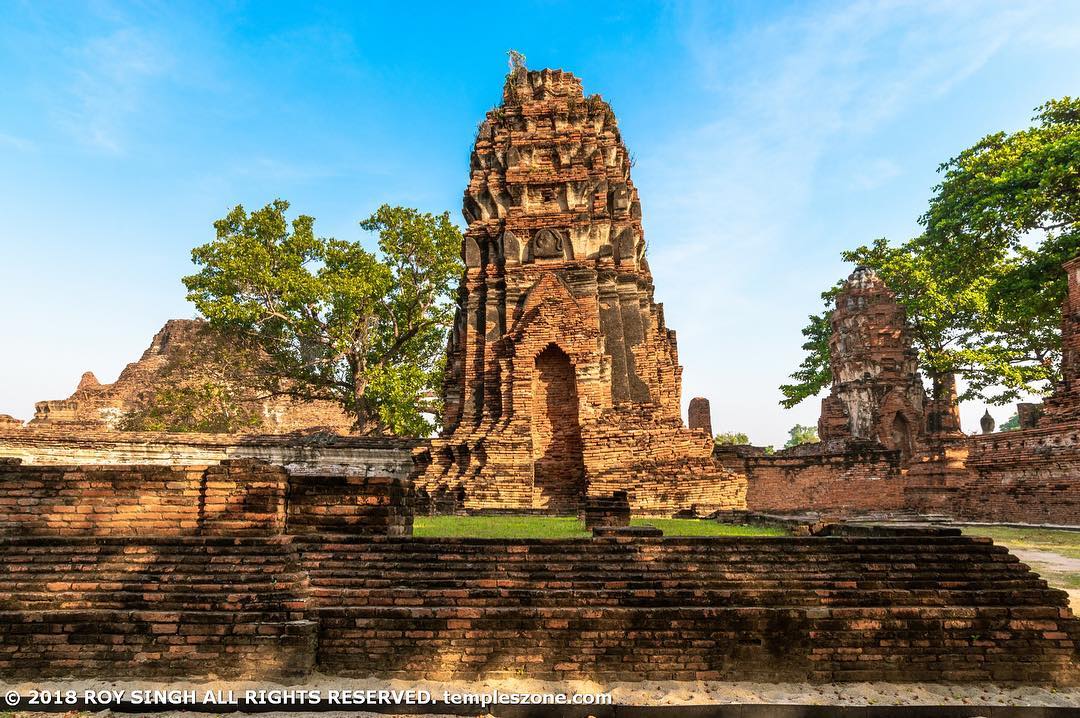 The Wat Mahathat Ayutthaya is located in the center of old Ayutthaya, between Ch…