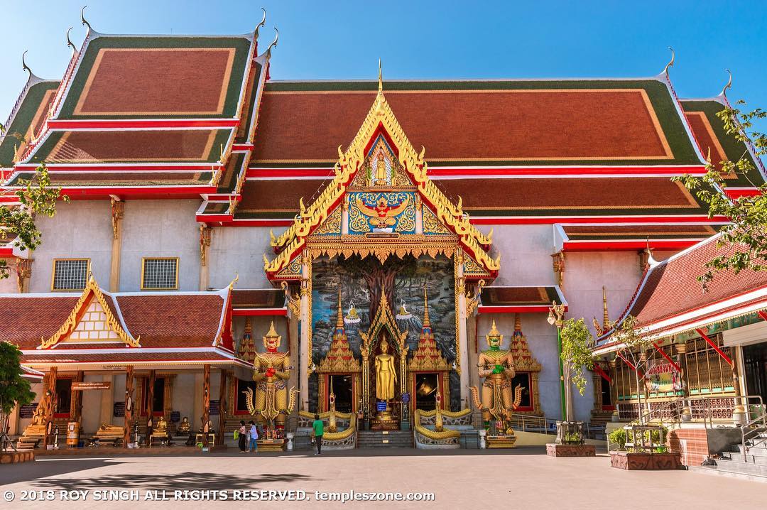 Wat Bang Phli Yai Klang is located on the northern bank of Khlong Samrong, in Ta…