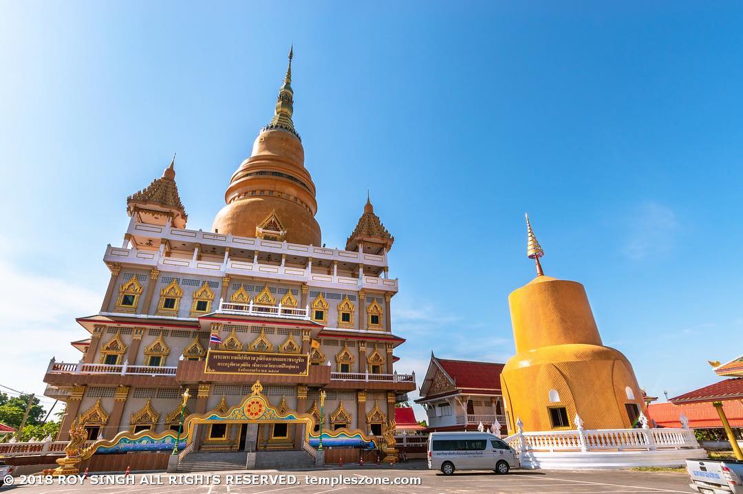 Wat Bang Phli Yai Klang is located on the northern bank of Khlong Samrong, in Ta…