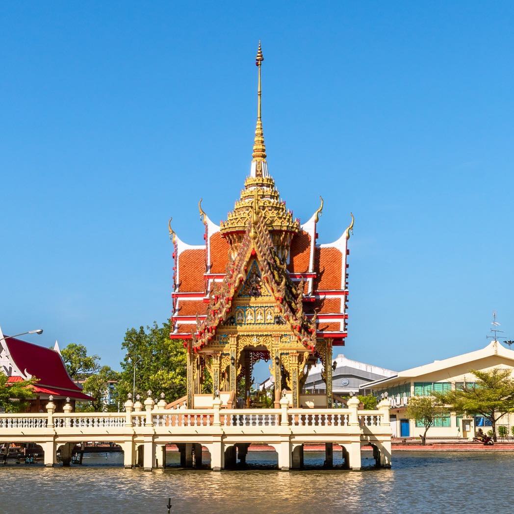 Wat Bang Phli Yai Klang is located on the northern bank of Khlong Samrong, in Ta…