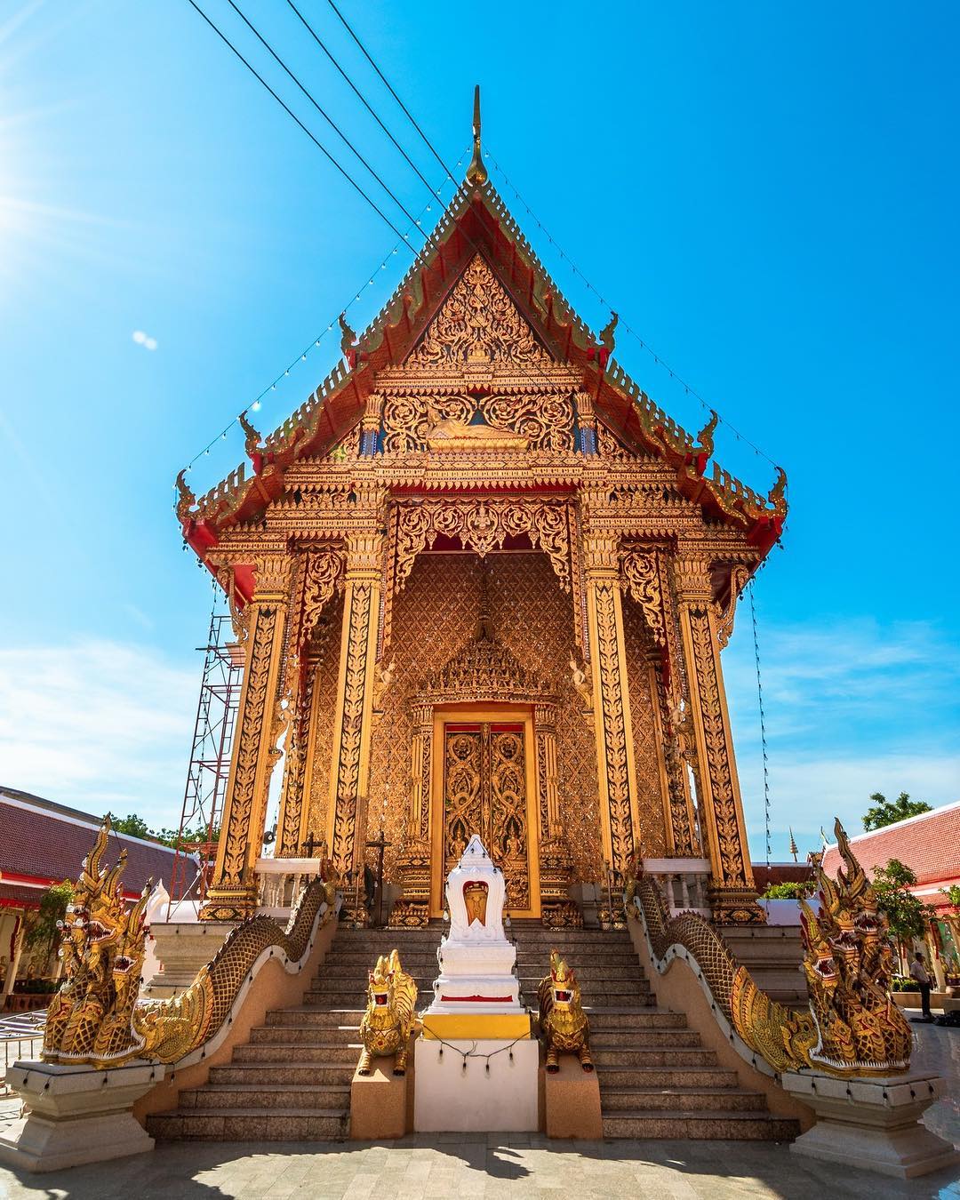 Wat Bang Phli Yai Klang is located on the northern bank of Khlong Samrong, in Ta…