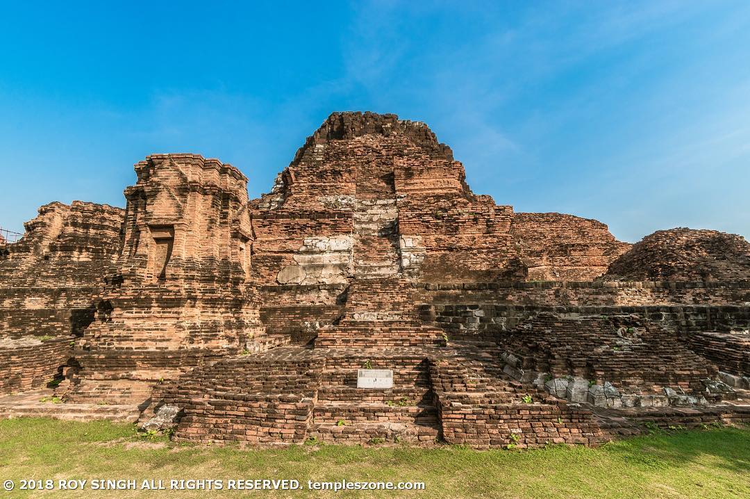 The Wat Mahathat Ayutthaya is located in the center of old Ayutthaya, between Ch…