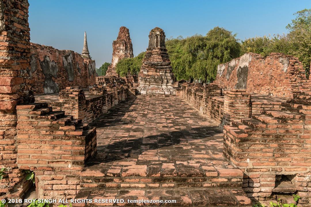 The Wat Mahathat Ayutthaya is located in the center of old Ayutthaya, between Ch…