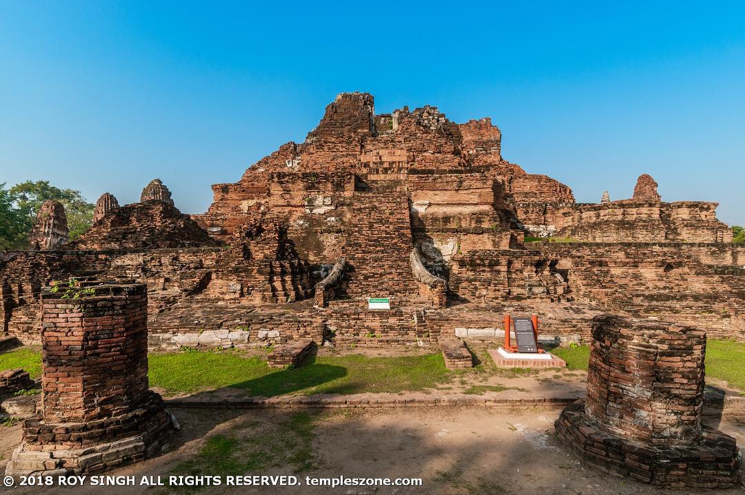 The Wat Mahathat Ayutthaya is located in the center of old Ayutthaya, between Ch…