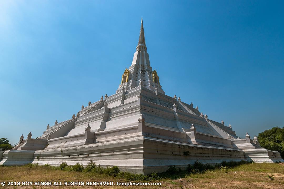 Chedi Phu khao Thong, or Buddhist tower, in the village of Phukhao Thong near Ay…