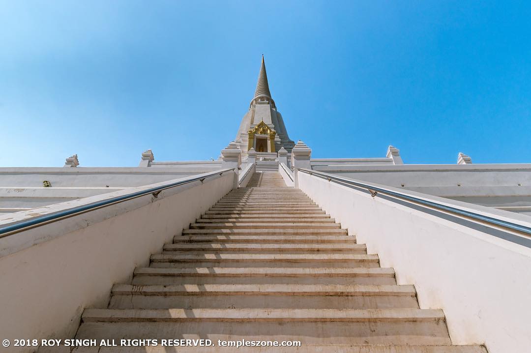 Chedi Phu khao Thong, or Buddhist tower, in the village of Phukhao Thong near Ay…