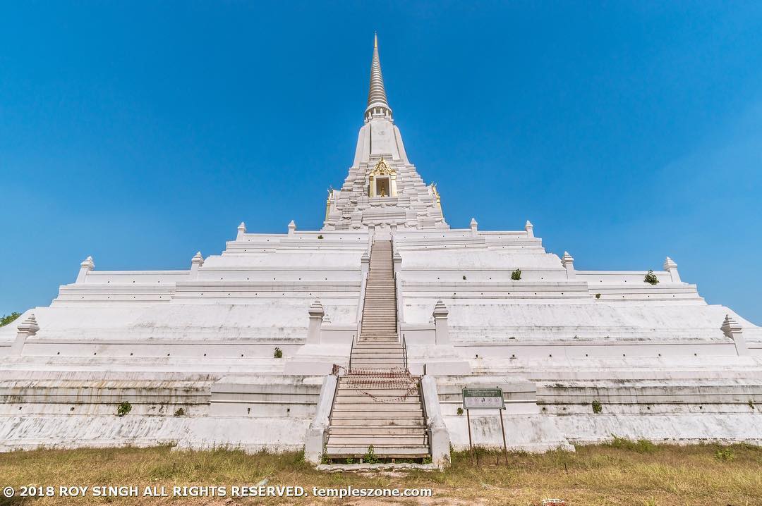 Chedi Phu khao Thong, or Buddhist tower, in the village of Phukhao Thong near Ay…