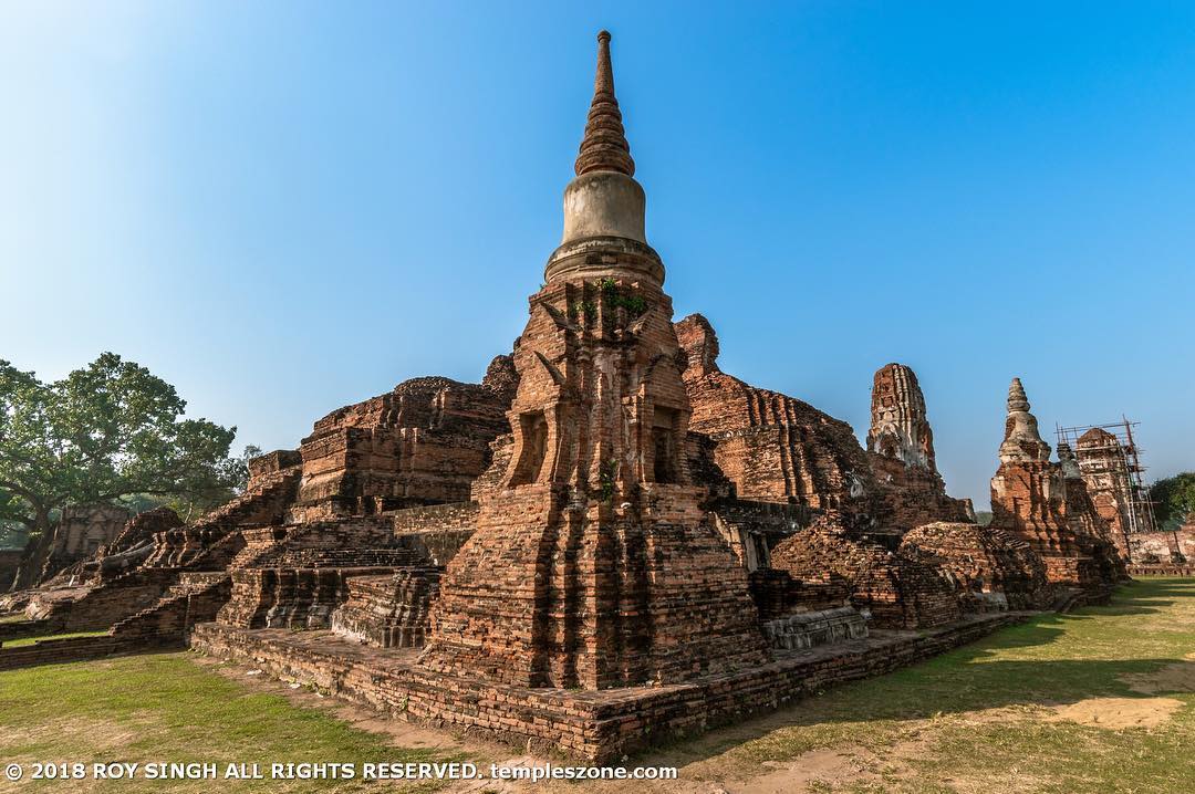 The Wat Mahathat Ayutthaya is located in the center of old Ayutthaya, between Ch…