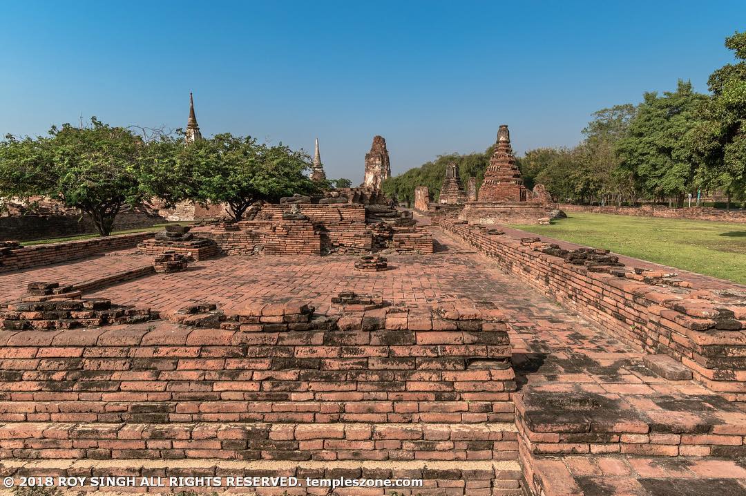 The Wat Mahathat Ayutthaya is located in the center of old Ayutthaya, between Ch…