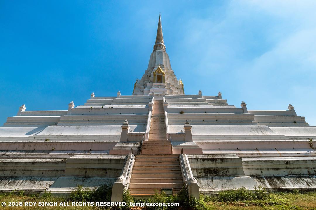 Chedi Phu khao Thong, or Buddhist tower, in the village of Phukhao Thong near Ay…