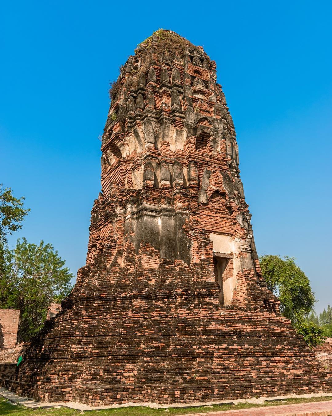 The Wat Mahathat Ayutthaya is located in the center of old Ayutthaya, between Ch…