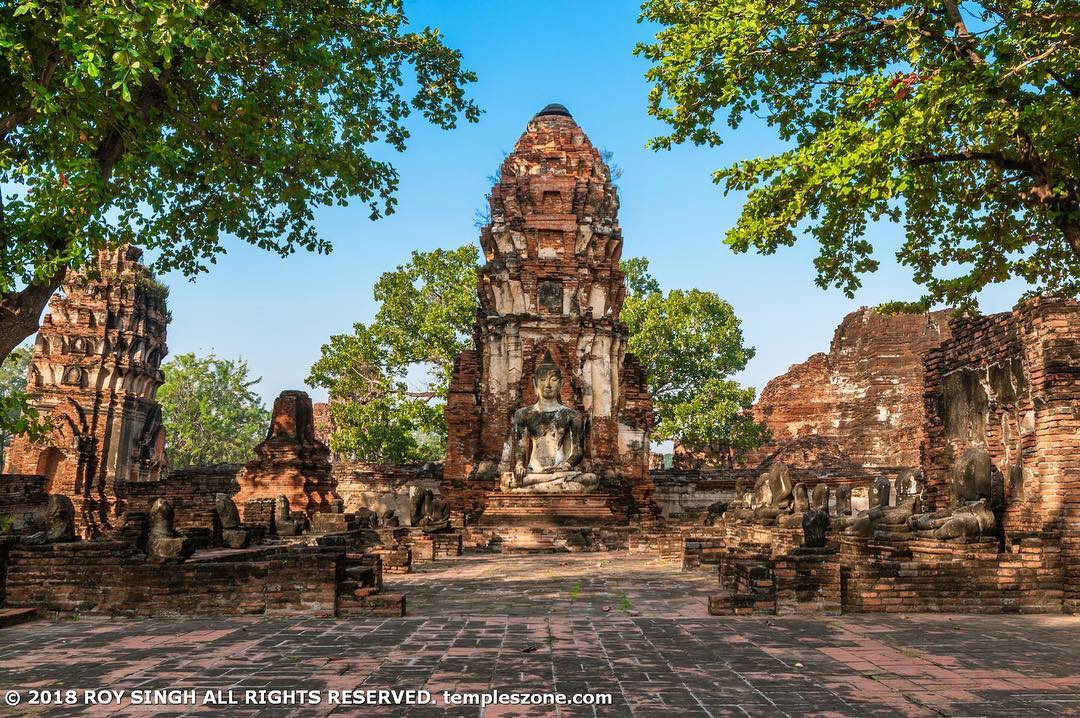 The Wat Mahathat Ayutthaya is located in the center of old Ayutthaya, between Ch…