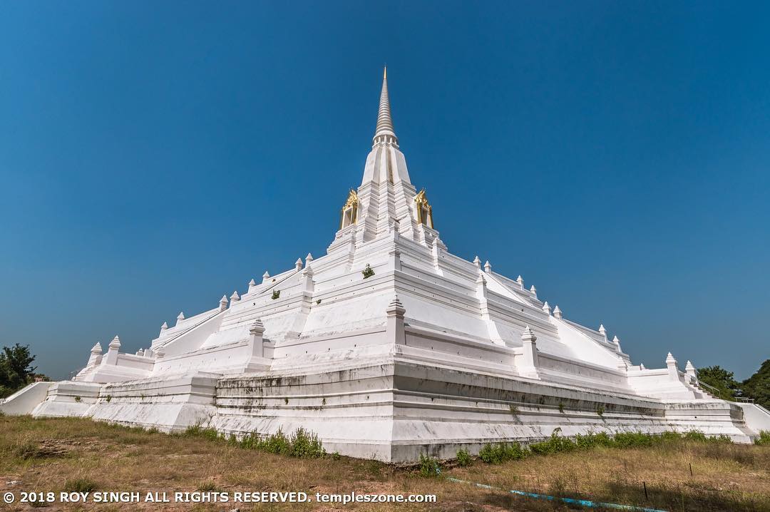 Chedi Phu khao Thong, or Buddhist tower, in the village of Phukhao Thong near Ay…