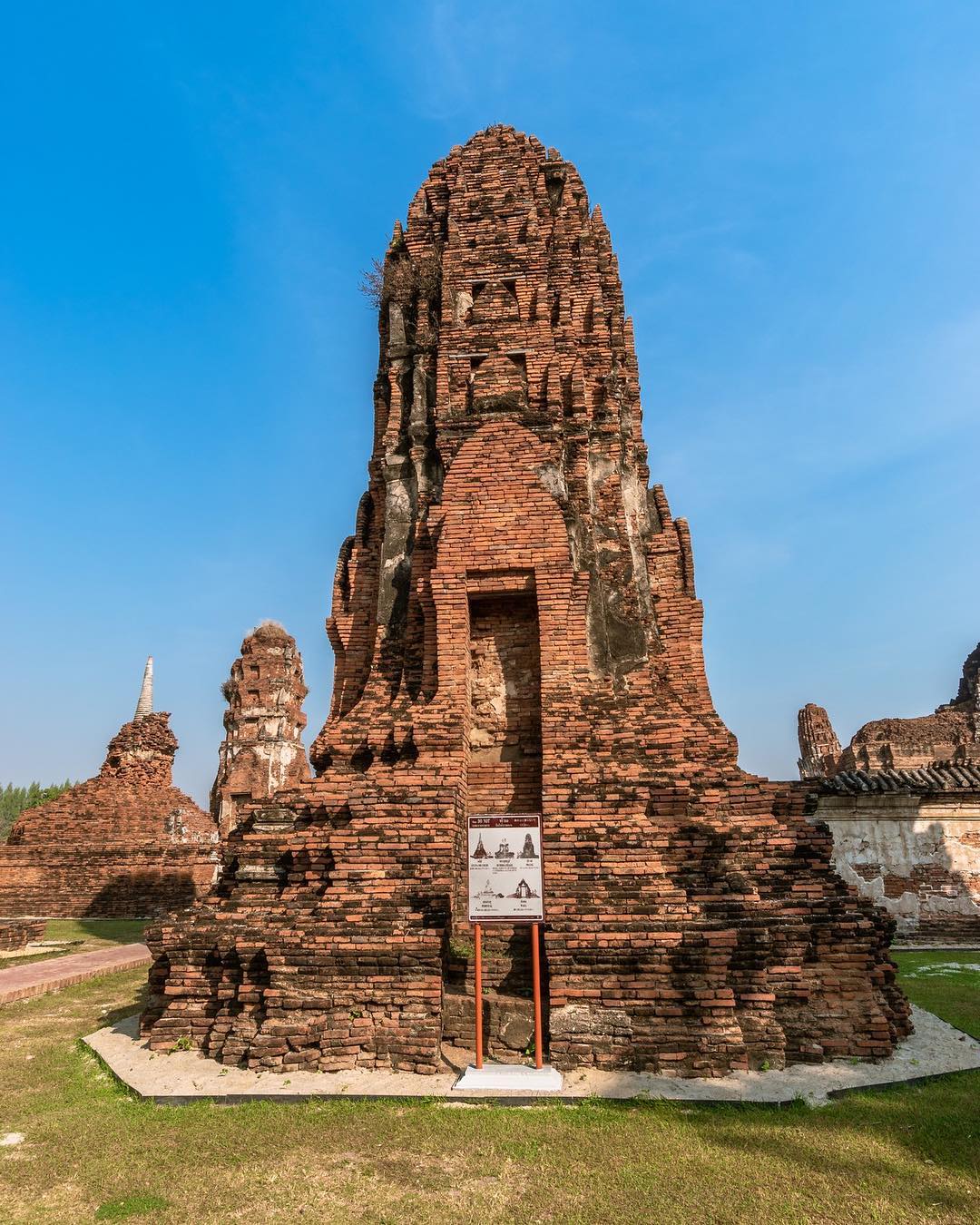 The Wat Mahathat Ayutthaya is located in the center of old Ayutthaya, between Ch…