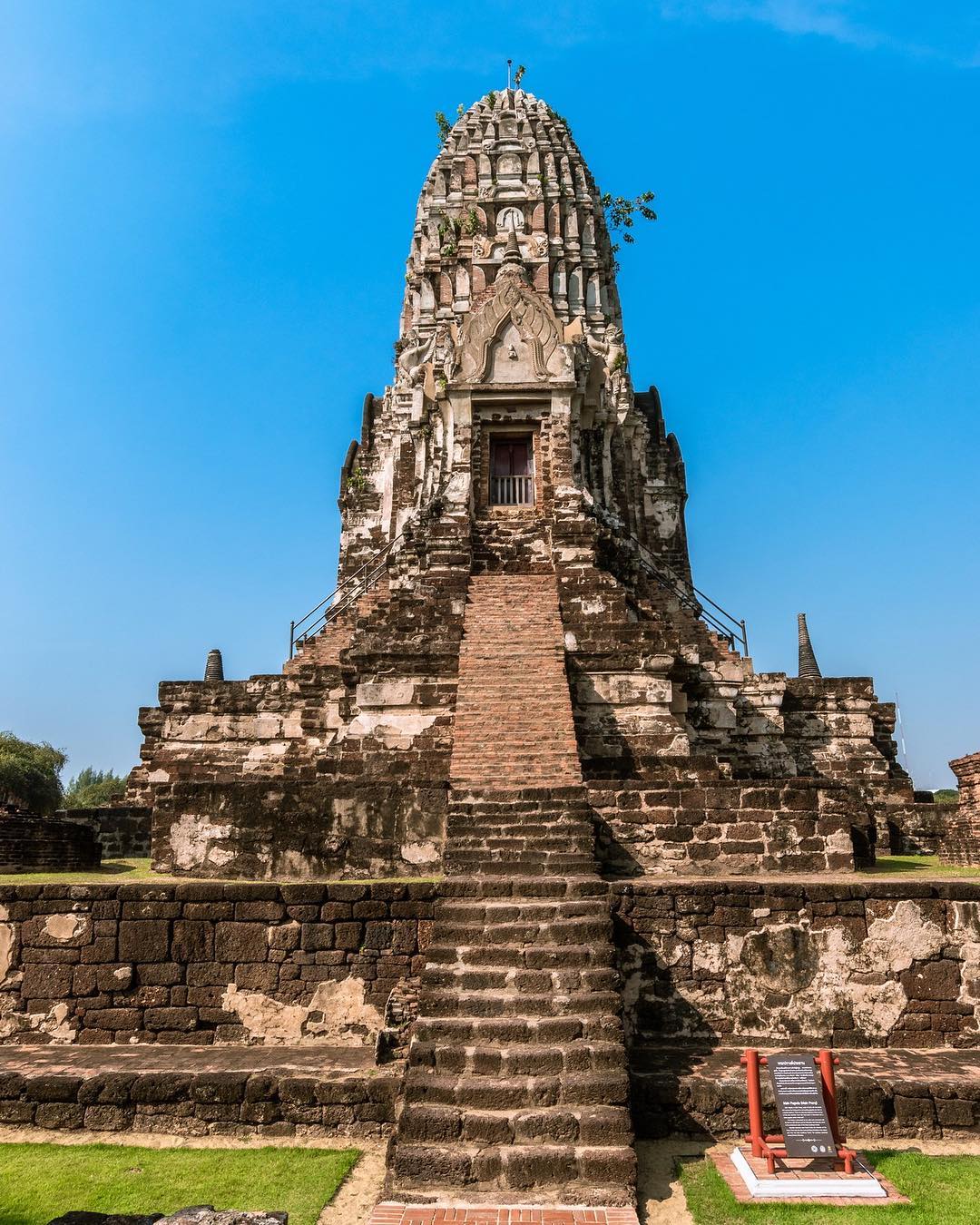 Wat Ratchaburana was founded in 1424 by King Borommarachathirat II of the Ayutth…