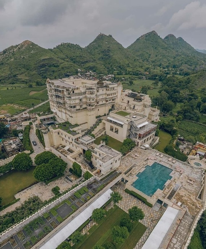 RAAS Devigarh, Udaipur, Rajasthani Photographs 
THE HISTORY
Strategically placed…